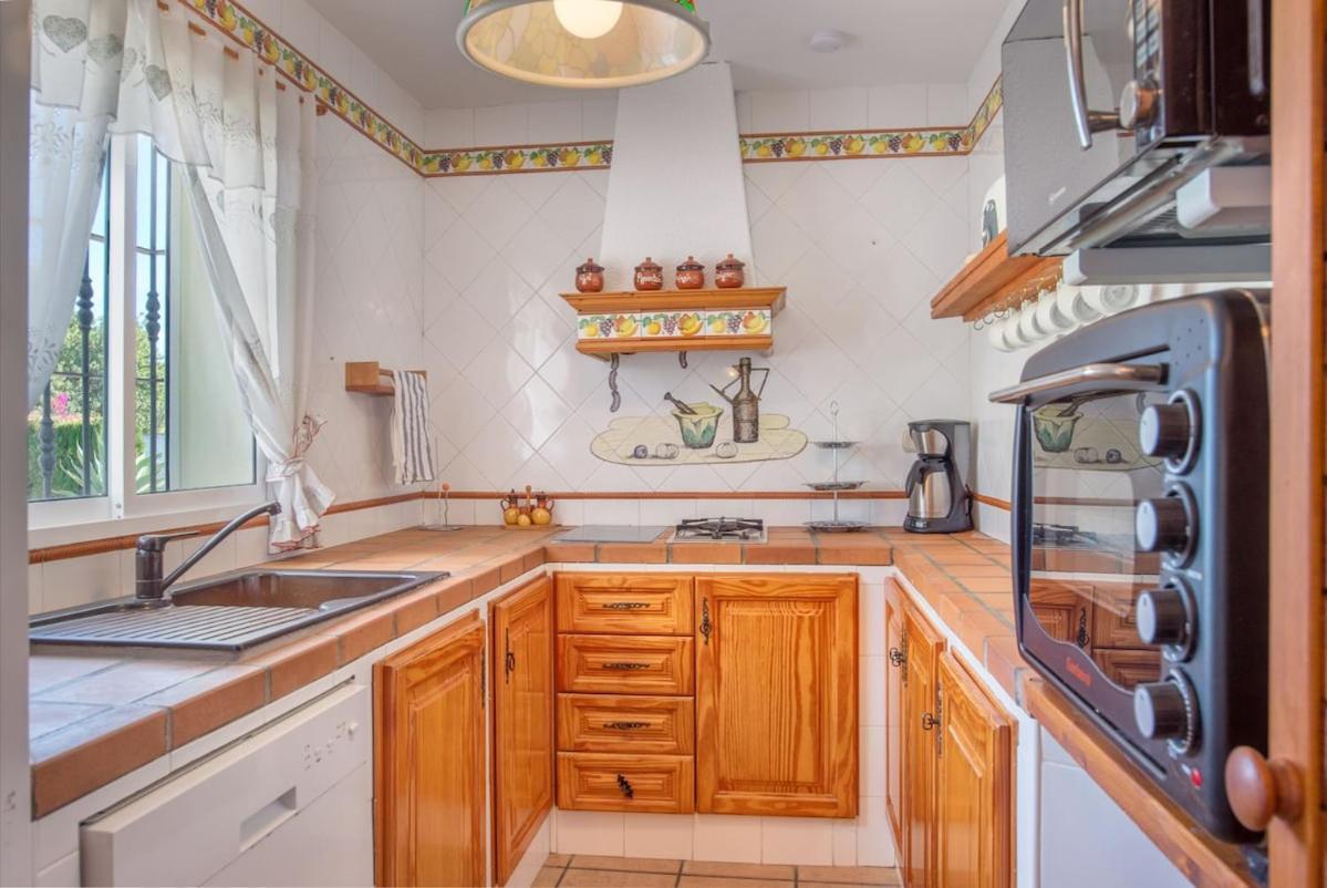2 Independant Fully Equipped With Heated Pool And Jacuzzi *